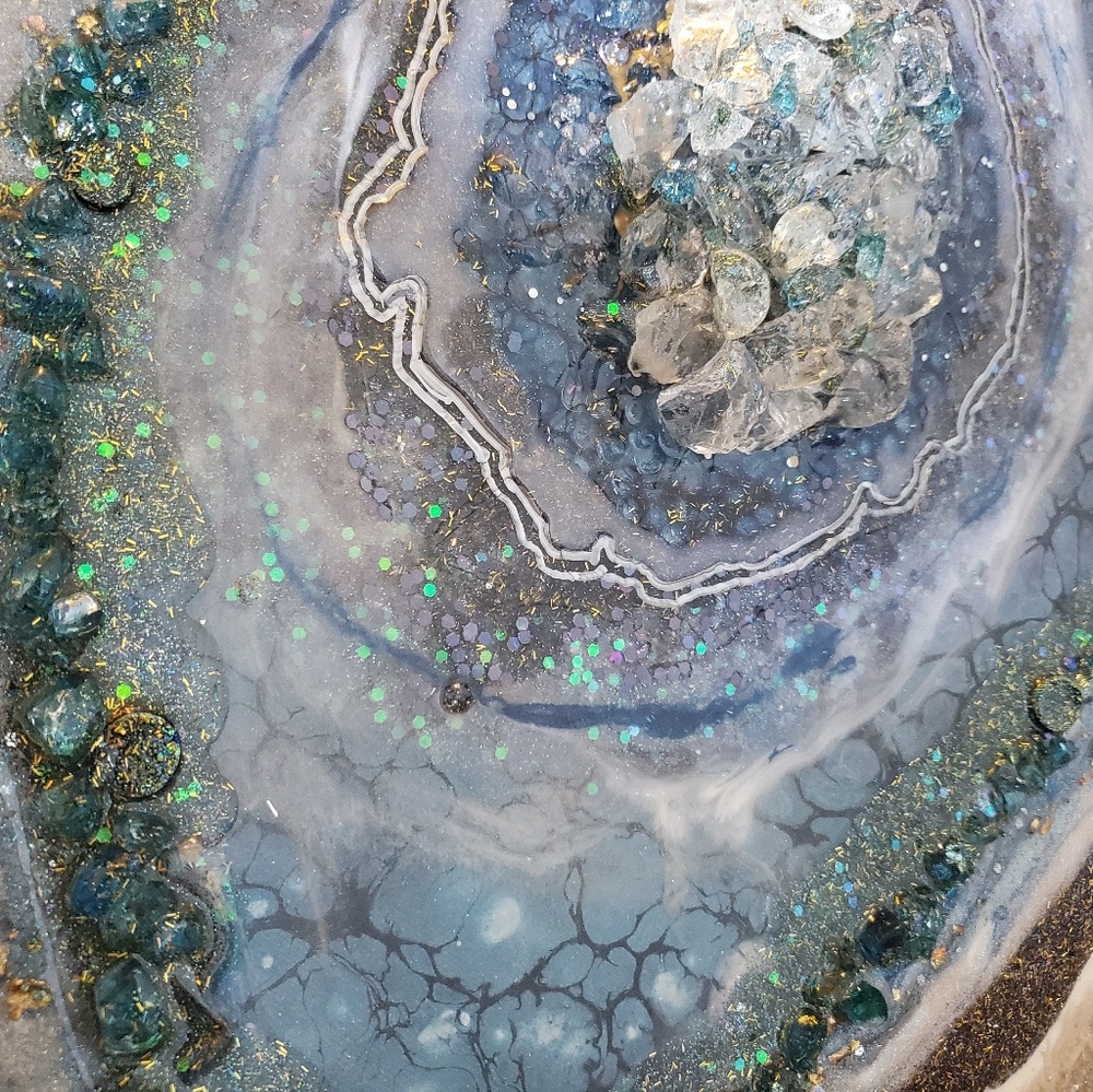 Geode table/wall art/resin & crystals - Picture 4 of 8